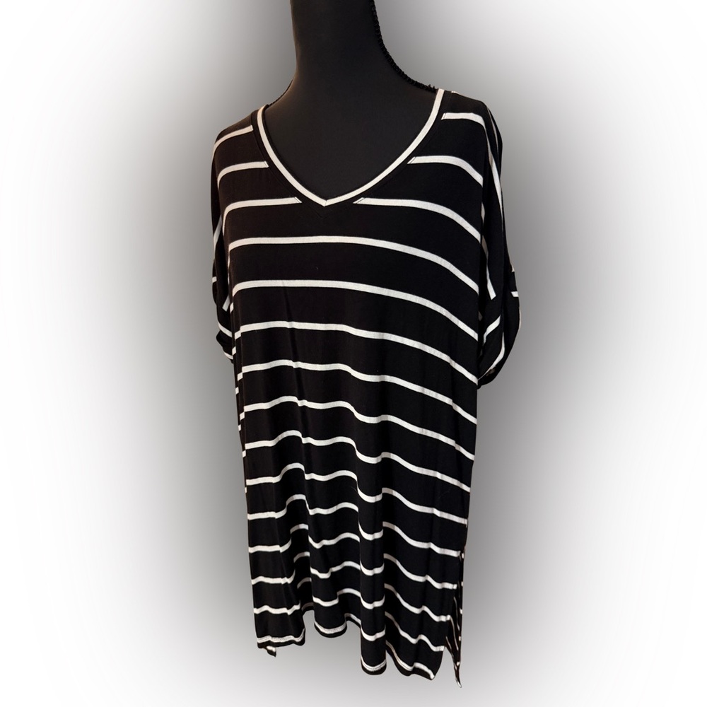 Zenana Outfitters Black and White‎ Striped Tunic